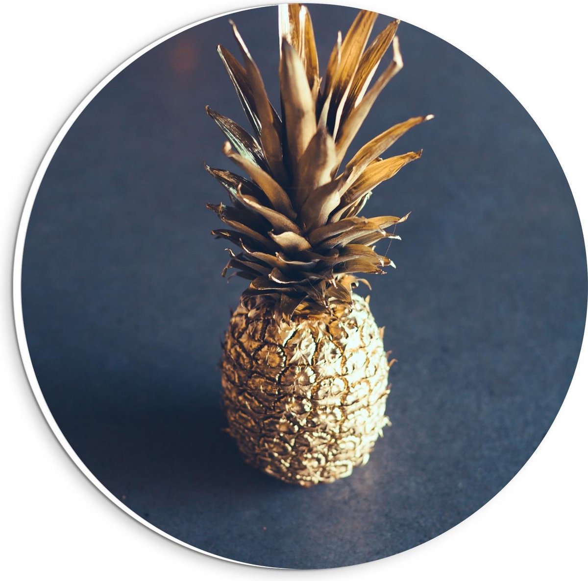 Forex Wandcirkel - Miniatuurbeeldje van Gouden Ananas - 20x20cm Foto op Wandcirkel (met ophangsysteem)