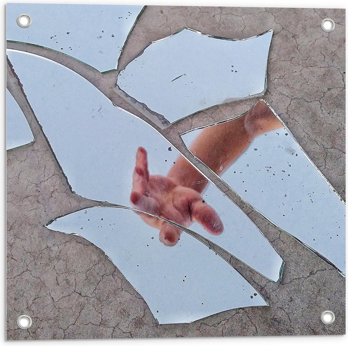 Tuinposter – Hand in Gebroken Spiegel - 50x50cm Foto op Tuinposter (wanddecoratie voor bui