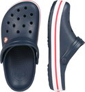 Ensemble de deux Crocs Crocband bleu marine, l'un vu de dessus, l'autre de côté. Semelles avec bordure blanche et rayure rouge.