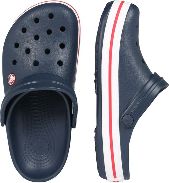 Ensemble de deux Crocs Crocband bleu marine, l'un vu de dessus, l'autre de côté. Semelles avec bordure blanche et rayure rouge.