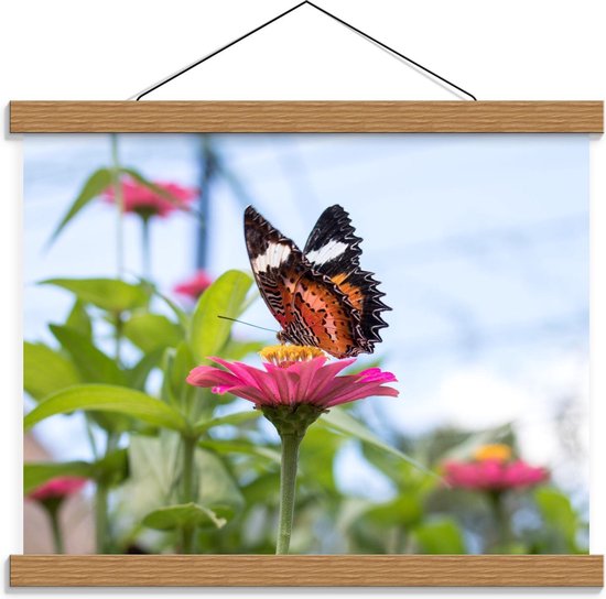 Schoolplaat – Vlinder op Roze Bloem - 40x30cm Foto op Textielposter (Wanddecoratie op Schoolplaat)