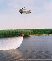 Schilderij Chinook met waterzak - Plexiglas - Koninklijke Luchtmacht - 60 x 75 cm