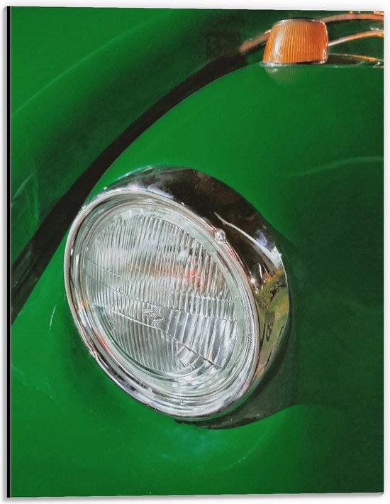 Dibond - Koplamp van een Groene Auto - 30x40cm Foto op Aluminium (Wanddecoratie van metaal)