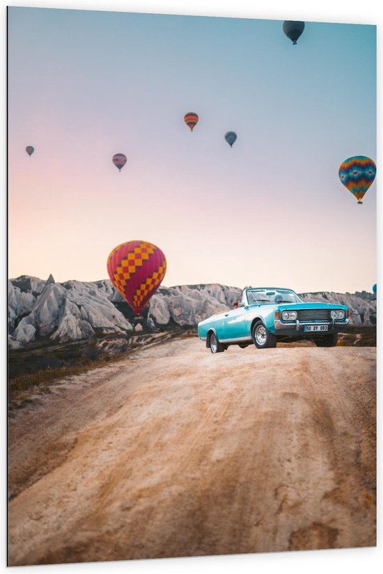 Dibond - Luchtballonnen met Blauwe Auto - 100x150cm Foto op Aluminium (Met Ophangsysteem)