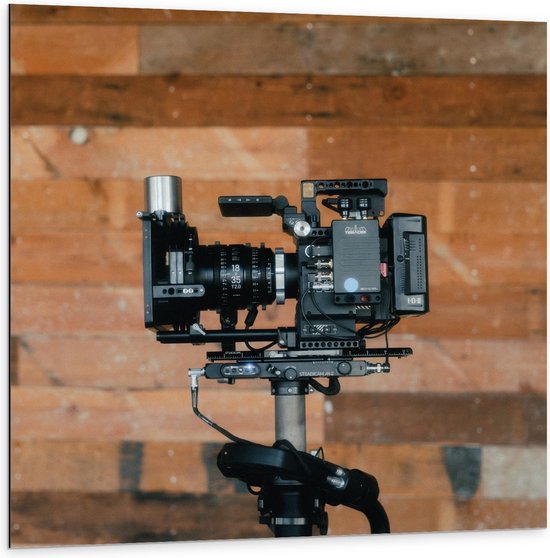Dibond - Filmcamera op Houten Wand - 100x100cm Foto op Aluminium (Met Ophangsysteem)