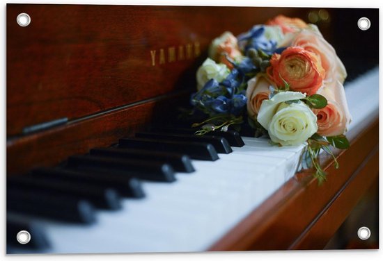 Tuinposter – Rozenboeket op Piano - 60x40cm Foto op Tuinposter  (wanddecoratie voor buiten en binnen)