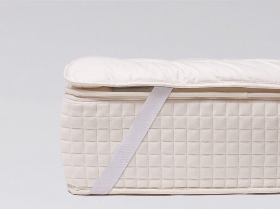Wit Yumeko TENCEL™ dekbed met elastische hoekbanden op een matras.