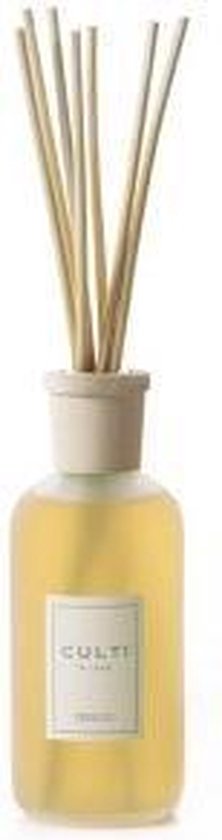 Een glazen diffuser met gele vloeistof en 5 beige stokjes. Het label vermeldt 'Culti Milano Tessuto'.