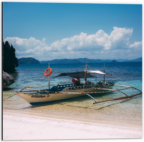 Dibond - Skiff Boot aan Zee om Bergen - 50x50cm Foto op Aluminium (Wanddecoratie van metaal)