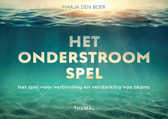 Boekomslag met de titel "HET ONDERSTROOM SPEL". Onderwatergezicht met zonlicht dat door het water schijnt.