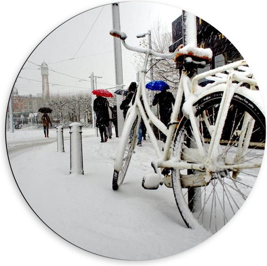 Dibond Wandcirkel - Witte Fiets in de Sneeuw - 60x60cm Foto op Aluminium Wandcirkel (met ophangsysteem)