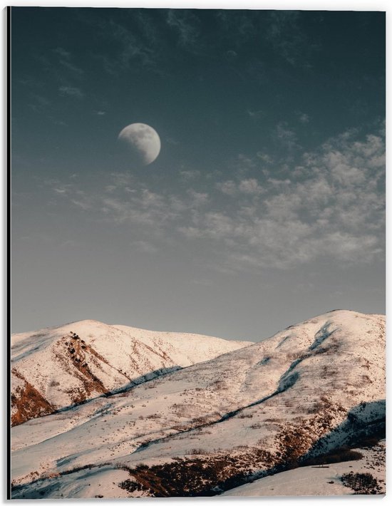 Dibond - Besneeuwde Berg met de Maan - 30x40cm Foto op Aluminium (Wanddecoratie van metaal)