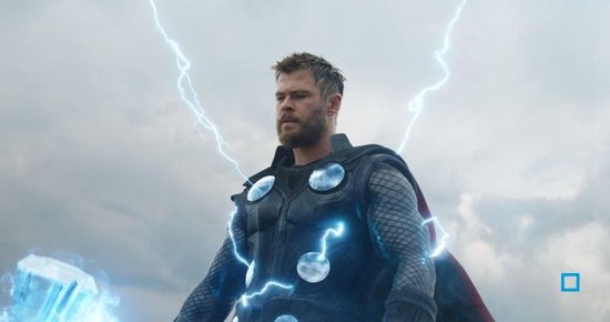 Thor staat in de bliksem, met zijn hamer Mjolnir in zijn hand.
