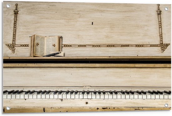 Tuinposter – Oude Piano met een Boekje en Kroontjespen - 90x60cm Foto op Tuinposter  (wanddecoratie voor buiten en binnen)