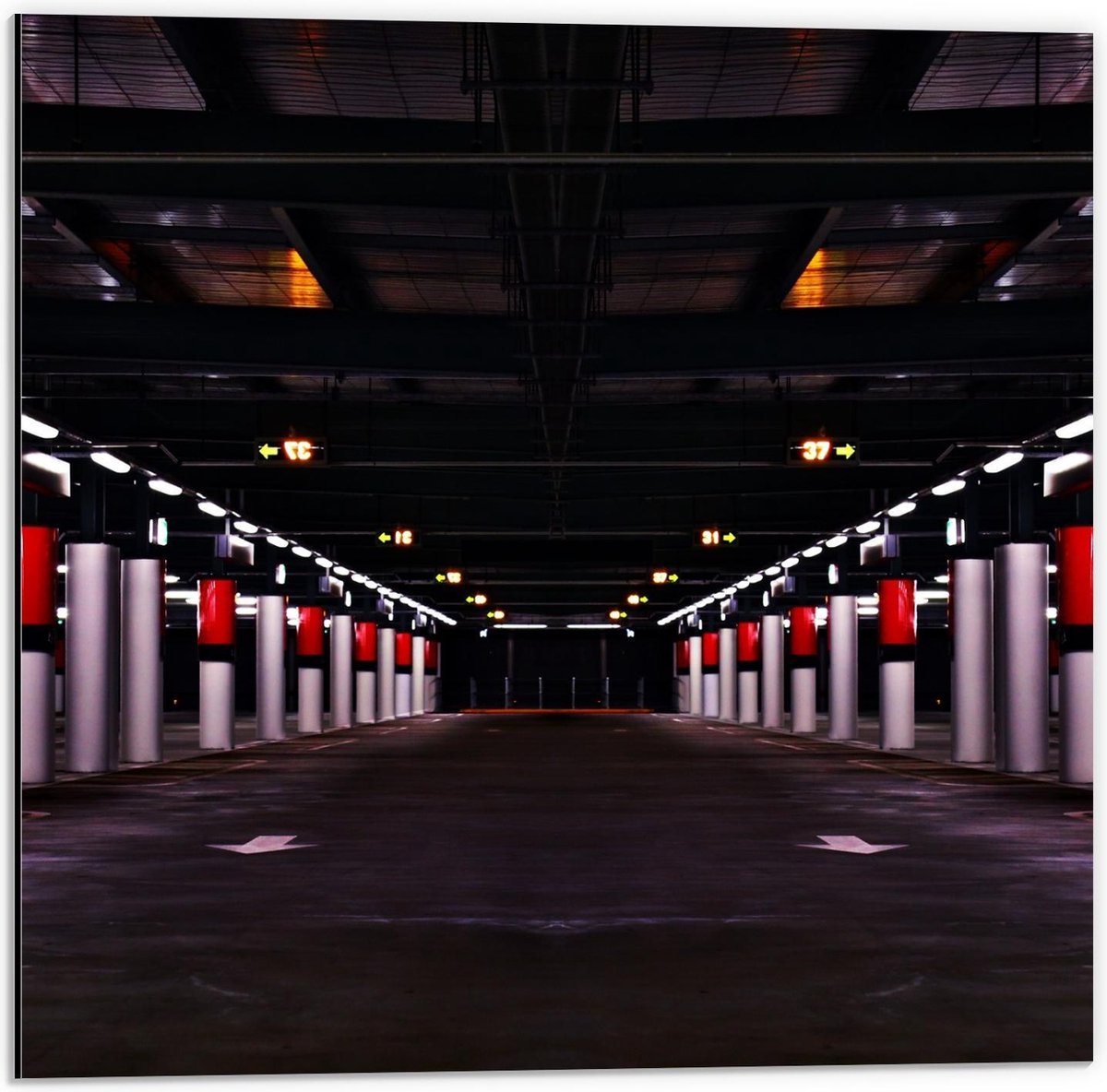 Dibond - Parkeergarage met Rode Palen - 50x50cm Foto op Aluminium (Wanddecoratie van metaa