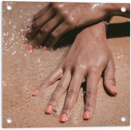 Tuinposter – Twee Handen Met Mooie Gelakte Nagels In het Zand - 50x50cm Foto op Tuinposter  (wanddecoratie voor buiten en binnen)