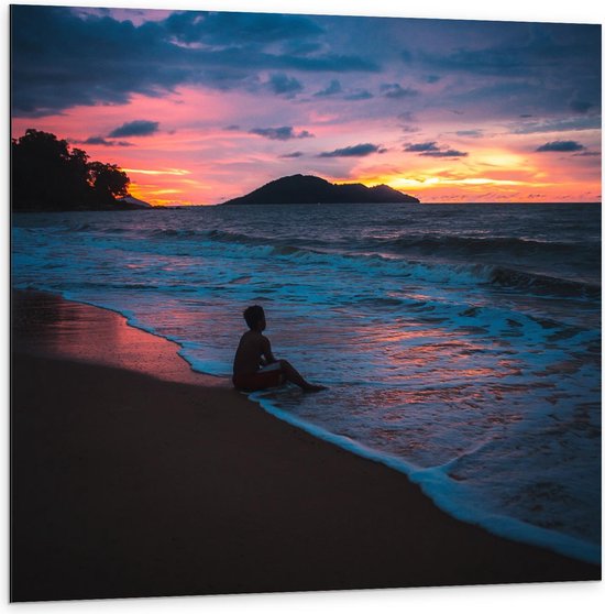 Dibond - Kind in Zee tijdens Zonsondergang - 100x100cm Foto op Aluminium (Met Ophangsysteem)
