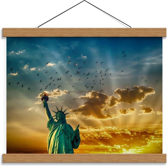 Schoolplaat – Vrijheidsbeeld met Zon en Vogels - 40x30cm Foto op Textielposter (Wanddecoratie op Schoolplaat)