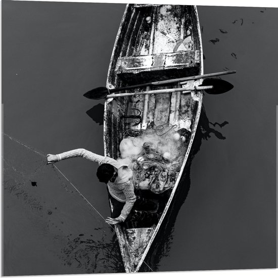 Acrylglas - Zwart/Wit Man in een Vissersbootje - 80x80cm Foto op Acrylglas (Met Ophangsysteem)
