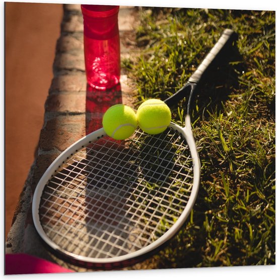 Dibond - Tennisracket met Ballen en Waterfles - 100x100cm Foto op Aluminium (Wanddecoratie van metaal)