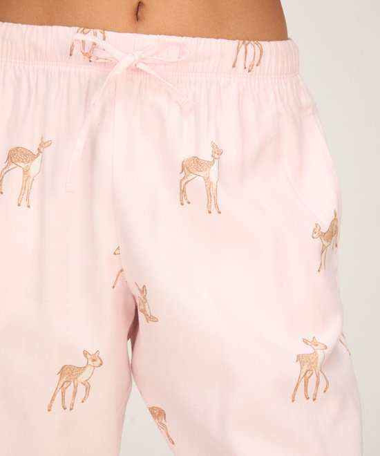 Close-up van de tailleband van de roze pyjamabroek met hertjesprint en trekkoord.
