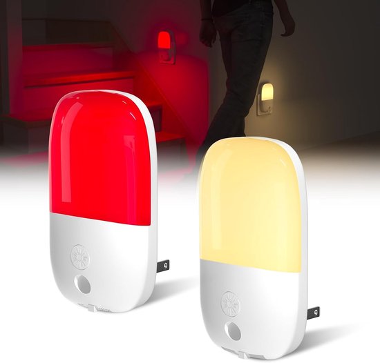 Twee witte insteekbare nachtlampjes: een met rood licht en een met warm amberkleurig licht.