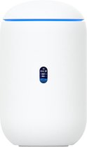 Witte cilindrische router met een blauwe lichtstrip aan de bovenkant en een digitaal scherm dat 'Clients 32' toont.
