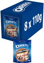 Omdoos van 8 x 110g Oreo Crunchies met een enkele zak op de voorgrond.