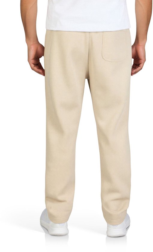 Achterkant van een beige Jack & Jones joggingbroek met een opgestikte achterzak op het model.