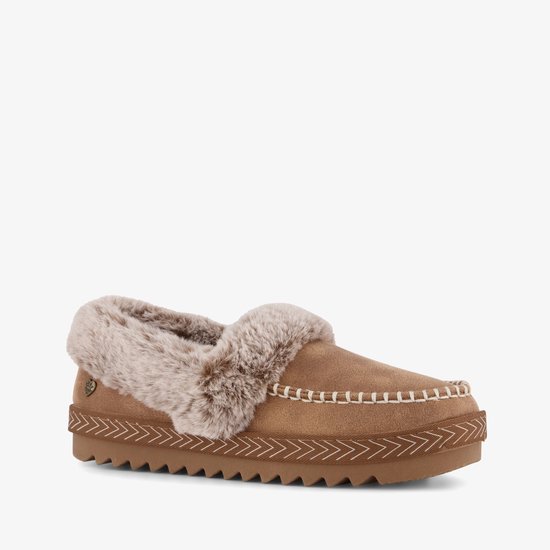 Bruine Skechers BOBS slof, driekwart aanzicht met pluche kraag en suèdine afwerking.
