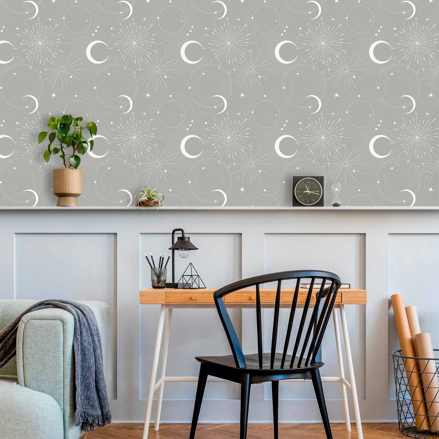Behang - Cosmic Fireworks - Elegant pattern with moons and stars on a gray background.