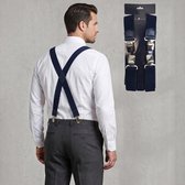 Man draagt donkerblauwe bretels over een wit overhemd met grijze broek; verpakking rechtsboven toont merk Safekeepers.