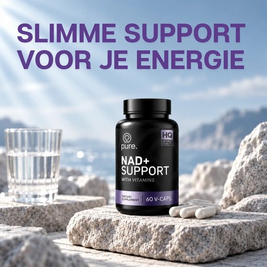 Pure. NAD+ Support fles met vegan capsules op rotsen bij een glas water, met tekst: Slimme support voor je energie.