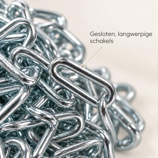 Close-up van zilveren ketting met gesloten, langwerpige schakels.