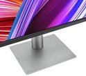 Close-up van de zilveren, platte voet van een ASUS ProArt-monitor met het ProArt-logo.