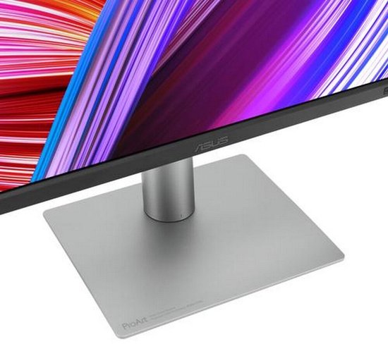 Close-up van de zilveren, platte voet van een ASUS ProArt-monitor met het ProArt-logo.