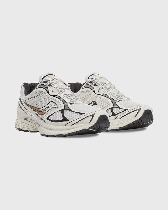 Driekwart aanzicht van een paar witte Saucony Guide 7 sneakers met zwarte details.