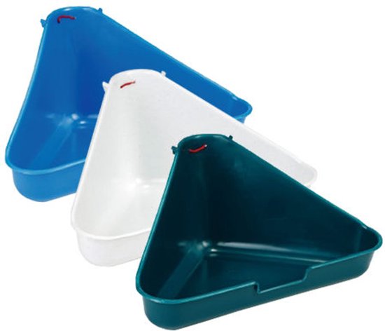 Drie driehoekige toiletbakken voor kleine dieren: blauw, wit en groen, gemaakt van plastic.