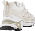 Achterkant van de witte Salomon XT-6 Expanse sneaker met beige details.