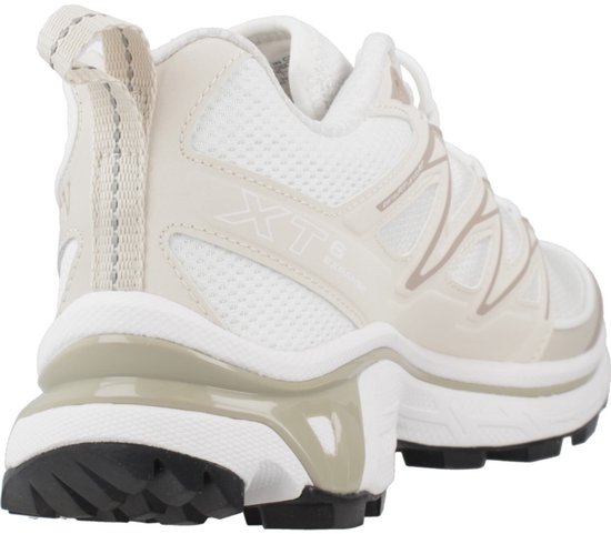 Achterkant van de witte Salomon XT-6 Expanse sneaker met beige details.