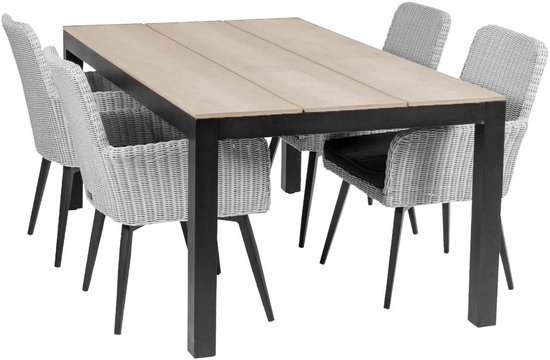 Houten tuintafel met een zwart frame en vier witte stoelen in rietenlook met zwarte poten.