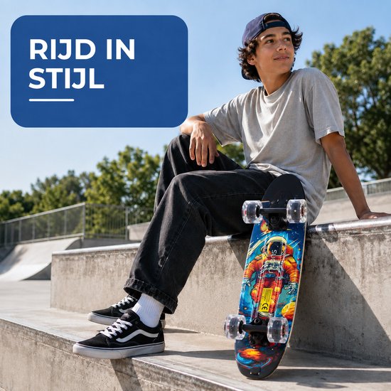Jonge man met pet, zittend op een betonnen rand, met een skateboard met astronautenprint naast zich.