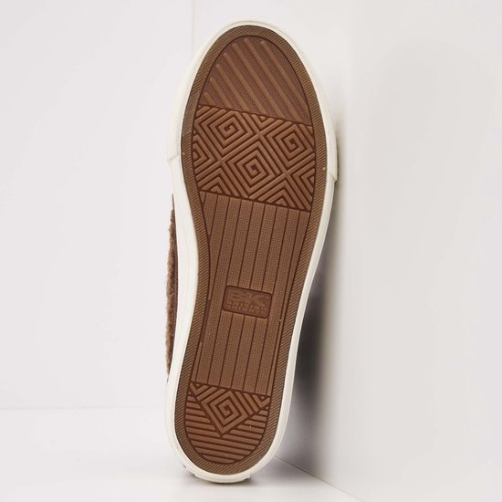Onderkant van de sneaker met een bruine rubberen zool met geometrisch patroon en British Knights logo.