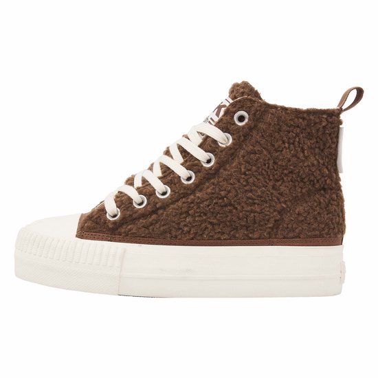Rechterzijaanzicht van een bruine high-top sneaker met pluizige afwerking en witte plateauzool.