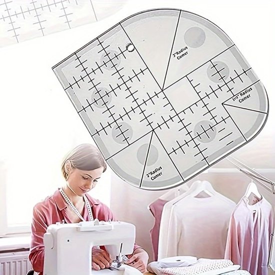 Vrouw aan naaimachine met transparante patchwork-liniaal met raster en radiusmarkeringen. Kleding op hangers op de achtergrond.