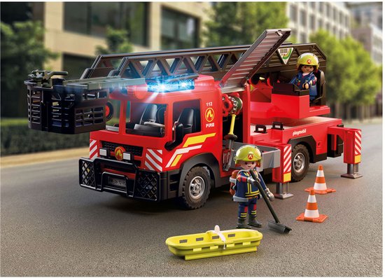 Rode brandweerladderwagen met uitschuifbare ladder, zwaailichten, twee speelgoedfiguren en een brancard.