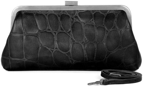 Zwarte leren clutch met krokodillenprint, zilverkleurige sluiting en afneembare riem.