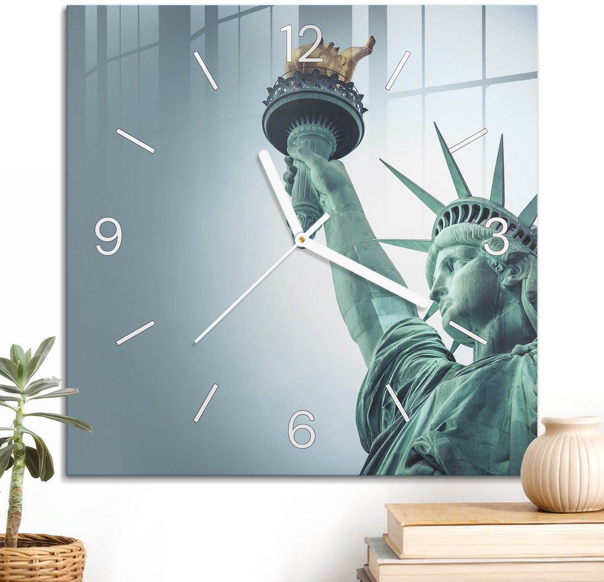 ArtPrintCave Blauw Glazen Klok - 30x30 cm - Wandklok Vierkant - Symbool Van Vrijheid Wandklok Keuken - Mensen Unieke Klok - Witte Klokwijzers