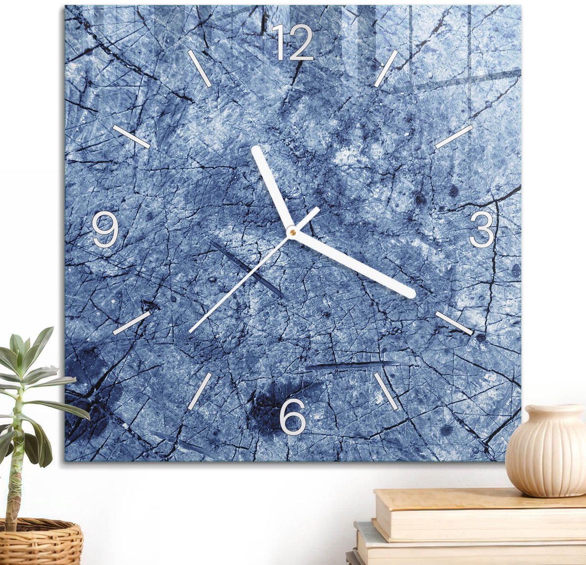 ArtPrintCave Blauw Glazen Klok - 30x30 cm - Wandklok Vierkant - Blauwe Scheuren Wandklok Keuken - Natuur Unieke Klok - Witte Klokwijzers