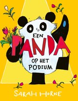 Een panda met een bos bloemen op een podium, met de tekst 'Een panda op het podium' en 'Sarah Horne'.